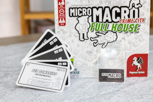 Spielmaterial - Nachfolger des Spiel des Jahres 2021 - MicroMacro: Crime City 2 – Full House