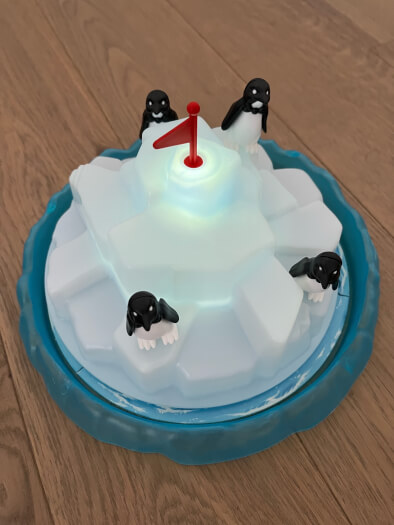 Kinderspiele im Test - Plitsch-Platsch Pinguin - leuchtender Eisberg