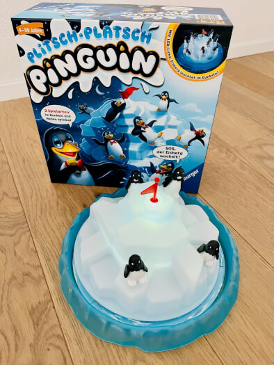 Kinderspiele im Test - Plitsch-Platsch Pinguin - Spieleschachtel, Eisberg und Pinguine